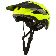 Der O'NEAL MATRIX Helm SOLID in Neongelb verfügt über ein schlankes, aerodynamisches Design mit Visier, verstellbaren Riemen und Belüftungsöffnungen für mehr Sicherheit und hervorragenden Komfort vor weißem Hintergrund.