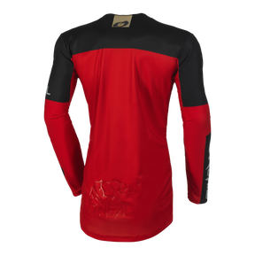 Rückansicht des O'NEAL MAYHEM Jersey HEXX, ein langärmliges, rot-schwarzes Sportoberteil. Das obere Rückenteil und die Ärmel sind schwarz, während der Rest des Rückens rot ist, mit dezentem Markentext und Logo unten links. Der Stoff scheint leicht und atmungsaktiv zu sein und gewährleistet Komfort und High-Performance-Qualität von O'NEAL.