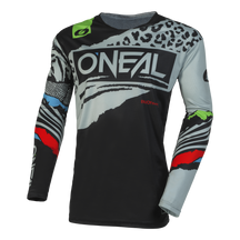 Das O'NEAL Custom Jersey Kinder WILD ist ein langärmliges Radtrikot, das ein auffälliges, abstraktes Design in Schwarz, Weiß, Grün, Blau und Rot präsentiert. „O'NEAL“ steht prominent in weißer Schrift auf schwarzem Hintergrund auf der Brust. Die Ärmel und Schultern sind mit verschiedenen Mustern und Grafiken versehen, die mit fortschrittlichen Sublimationsverfahren für einen individuellen Look erstellt wurden.