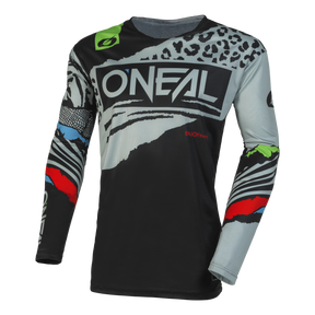 Das O'NEAL Custom Jersey Kinder WILD ist ein langärmliges Radtrikot, das ein auffälliges, abstraktes Design in Schwarz, Weiß, Grün, Blau und Rot präsentiert. „O'NEAL“ steht prominent in weißer Schrift auf schwarzem Hintergrund auf der Brust. Die Ärmel und Schultern sind mit verschiedenen Mustern und Grafiken versehen, die mit fortschrittlichen Sublimationsverfahren für einen individuellen Look erstellt wurden.