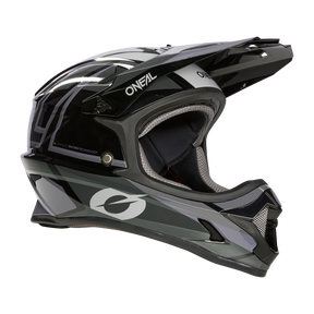 Der O'NEAL SONUS Helm SPLIT ist ein schwarz-grauer Integralhelm für MTB mit schlankem Design, fortschrittlichen Belüftungssystemen, einem Visier und Polsterung für Komfort und Schutz. Die Marke „O'NEAL“ ist prominent auf der Seite angebracht.