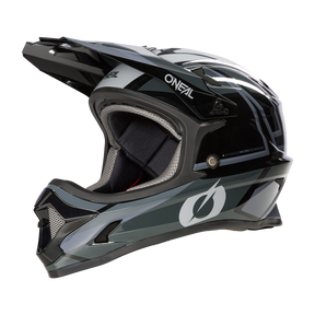 Der schwarz-silberne O'NEAL SONUS Helm SPLIT Integralhelm für Motocross ist ein hochwertiges Produkt und verfügt über ein Visier, atmungsaktive Mesh-Bereiche und ein schlankes, aerodynamisches Design. Der Markenname „O'NEAL“ ist seitlich aufgedruckt, und die sichtbare Innenpolsterung sorgt für Komfort und Schutz.