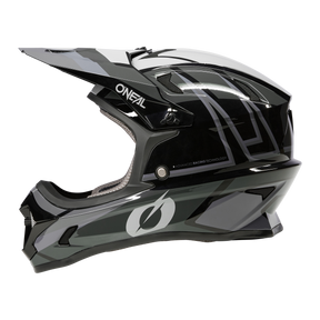 Der O'NEAL SONUS Helm SPLIT, ein schwarz-grauer Motocross-Helm mit „O'Neal“-Schriftzug an der Seite, ist ein hochwertiges Produkt mit Visier, aerodynamischem Design mit eckiger Grafik und glänzendem Finish. Die Innenpolsterung ist durch den offenen Gesichtsbereich sichtbar und eignet sich daher perfekt für Motocross- und MTB-Enthusiasten.