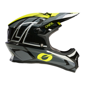 Wir präsentieren den O'NEAL SONUS Helm SPLIT, einen eleganten Integralhelm für Motocross mit einem auffälligen Design in Schwarz, Grau und Neongelb. Diese hochwertige Kreation von O'Neal weist komplizierte geometrische Muster an den Seiten und oben sowie ein auffälliges Logo auf der Unterseite auf. Perfekt für Motocross-Fans und MTB-Fahrer gleichermaßen.