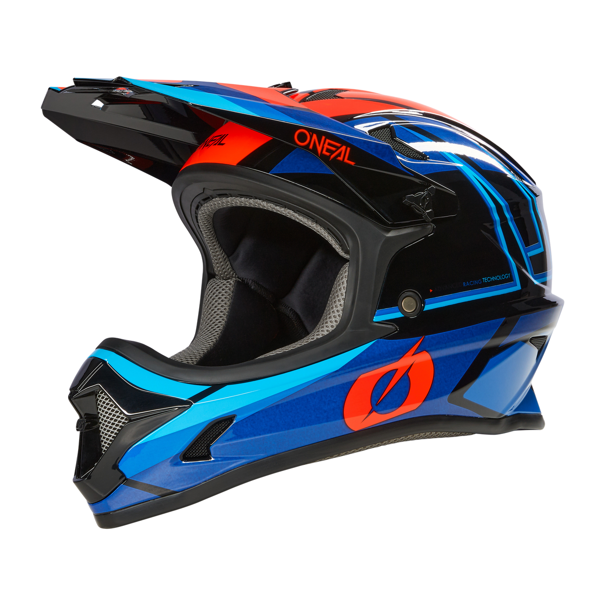 Wir präsentieren den hochwertigen O'NEAL SONUS Helm SPLIT, einen Dirtbike-Helm mit einem auffälligen Design in Blau-, Schwarz- und Rottönen, ergänzt durch orangefarbene Akzente. Dieser MTB-Helm verfügt über ein kleines Visier, das sich über die obere Vorderseite erstreckt, und bietet eine stromlinienförmige, aerodynamische Form, die perfekt für jeden abenteuerlustigen Fahrer ist.