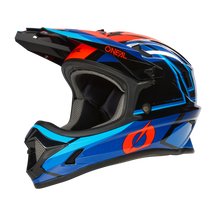 Wir präsentieren den hochwertigen O'NEAL SONUS Helm SPLIT, einen Dirtbike-Helm mit einem auffälligen Design in Blau-, Schwarz- und Rottönen, ergänzt durch orangefarbene Akzente. Dieser MTB-Helm verfügt über ein kleines Visier, das sich über die obere Vorderseite erstreckt, und bietet eine stromlinienförmige, aerodynamische Form, die perfekt für jeden abenteuerlustigen Fahrer ist.