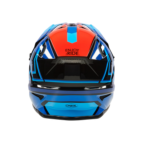 Ein farbenfroher O'NEAL SONUS Helm SPLIT Motorradhelm ist von hinten vor einem schwarzen Hintergrund zu sehen. Das hochwertige Produkt besticht durch geometrische Designs in Blau, Orange und Schwarz sowie den Schriftzug „ENJOY the RIDE.“ über dem Belüftungsbereich auf der Rückseite.