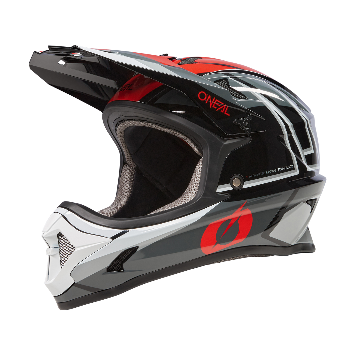 Ein eleganter und stylischer O'NEAL SONUS Helm SPLIT in Schwarz, Weiß und Rot mit eckigen Linien, einem markanten Visier und einem offenen Gesicht mit gepolsterter Innenpolsterung. Der hochwertige Helm trägt ein auffälliges rotes „O'Neal“-Logo an der Seite und ist perfekt für MTB-Enthusiasten geeignet. Dieses herausragende Produkt ist auf einem schwarzen Hintergrund abgesetzt.