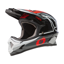 Ein eleganter und stylischer O'NEAL SONUS Helm SPLIT in Schwarz, Weiß und Rot mit eckigen Linien, einem markanten Visier und einem offenen Gesicht mit gepolsterter Innenpolsterung. Der hochwertige Helm trägt ein auffälliges rotes „O'Neal“-Logo an der Seite und ist perfekt für MTB-Enthusiasten geeignet. Dieses herausragende Produkt ist auf einem schwarzen Hintergrund abgesetzt.