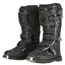 Ein Paar schwarze O'NEAL TRIBUTE Stiefel Kinder mit verstärkten Zehenkappen, verstellbaren Schnallen und einem schützenden Design mit hohem Knöchel. Diese Stiefel sind robust, elegant und auf hohe Leistung und Sicherheit ausgelegt, mit sichtbarem O'NEAL-Branding an der Seite.