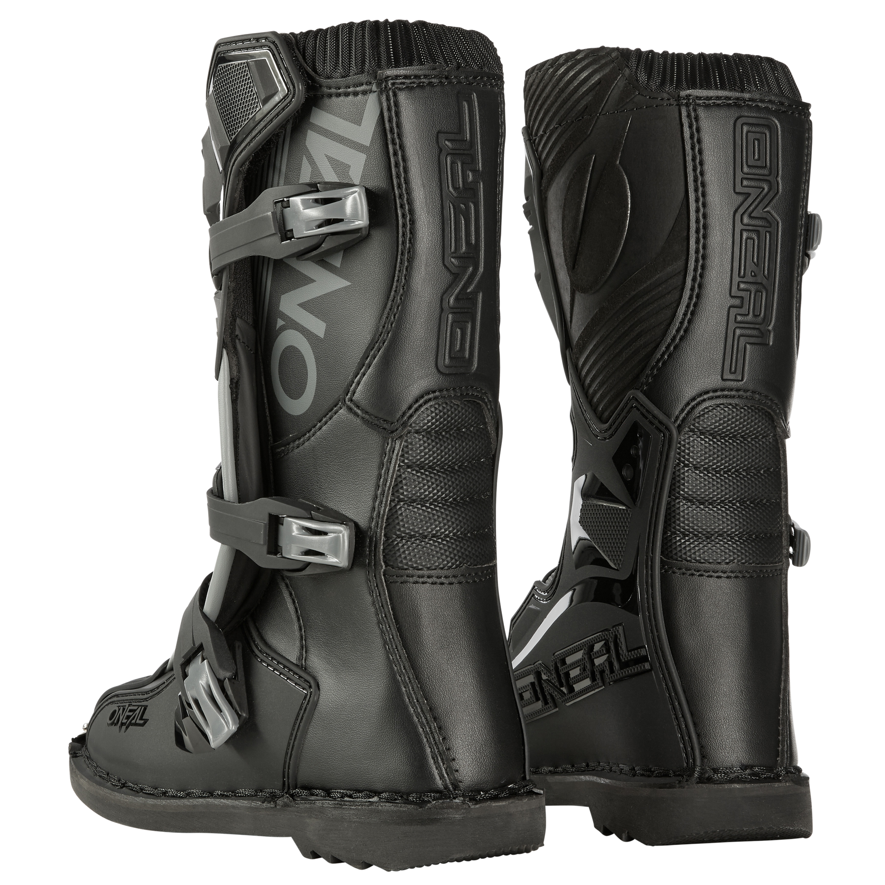 Ein Paar schwarze O'NEAL TRIBUTE Stiefel Kinder mit silbernen Schnallen und auffälligem Branding an den Seiten. Die Stiefel bieten sowohl Komfort als auch Sicherheit und haben verstärkte Sohlen und Fersenschützer, die für das Offroad-Motorradfahren konzipiert sind. Das Bild zeigt die Stiefel von der Seite und von hinten, was ihr robustes Design hervorhebt.