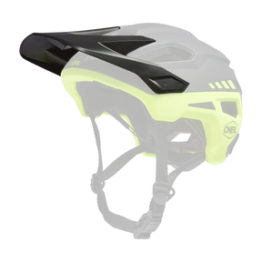 Der O'NEAL Visor TRAILFINDER Helm SPLIT in Schwarz und Neongelb verfügt über mehrere Belüftungslöcher für die Luftzirkulation, eine bequeme Innenpolsterung und einen verstellbaren Kinnriemen mit Schnellverschluss. Das „O'NEAL“-Logo ist seitlich sichtbar.