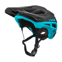 Der O'NEAL TRAILFINDER Helm SPLIT, ein schwarz-blaugrünes Wunderwerk von O'NEAL, verfügt über ein Visier, verstellbare Kinnriemen, reichlich Belüftungsöffnungen und ein schlankes, modernes Design, ideal für abenteuerlustige Fahrer.