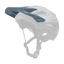 Der O'NEAL Visor TRAILFINDER Helmet SPLIT, ein stylischer Mountainbike-Helm in Grau und Schwarz, verfügt über ein integriertes Visier. Er hat mehrere Belüftungslöcher und einen verstellbaren Kinnriemen mit gepolstertem Polster für zusätzlichen Komfort. Das „O'NEAL“-Logo ist deutlich sichtbar an der Seite und Rückseite des Helms angebracht.