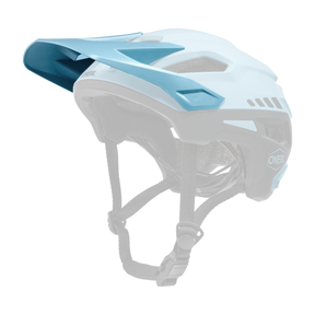 Der O'NEAL Visor TRAILFINDER Helm SPLIT in Himmelblau und Schwarz ist für das Mountainbiken konzipiert und verfügt über ein Visier und Belüftungsöffnungen. Er verfügt über verstellbare Riemen und Polsterung für zusätzlichen Komfort, wobei das Markenlogo „O'NEAL“ deutlich sichtbar auf der Seite angebracht ist.