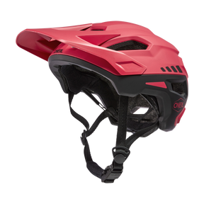 Der O'NEAL TRAILFINDER Helm SPLIT besticht durch sein robustes rot-schwarzes Design mit Visier und verstellbarem Kinnriemen. Belüftungsschlitze und Polsterung sorgen für Komfort und machen ihn ideal für Trail-Enthusiasten. Abgebildet auf strahlend weißem Hintergrund.