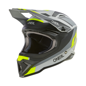 Wir präsentieren den O'NEAL 1SRS Helm Kinder STREAM, einen Motocross-Helm mit elegantem Design und erstklassiger Technik. Er verfügt über ein Farbschema aus Schwarz, Grau und Neongelb, eine ABS-Schale und ein Visier mit dem auffälligen Markennamen „O'NEAL“ auf der Vorder- und Seite.