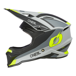 Der O'NEAL 1SRS Helm Kinder STREAM besticht durch ein elegantes Design in Grau, Schwarz und Neongelb mit dem Namen „O'Neal“ und dem stilisierten „O“-Logo. Er verfügt über ein Visier und aerodynamische Konturen für ernsthafte Fahrer.