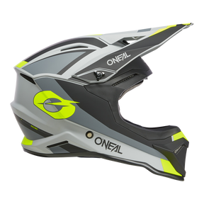 Der O'NEAL 1SRS Helm Kinder STREAM, eine hochwertige Kreation von O'NEAL, hat ein mattes graues und schwarzes Finish mit neongelben Akzenten. Dieser ABS-Motocross-Helm verfügt über aerodynamische Belüftungsöffnungen und ein eckiges Design für unübertroffenen Stil und Leistung.