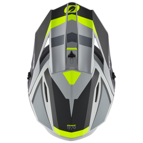 Draufsicht auf einen futuristischen O'NEAL 1SRS Helm Kinder STREAM mit scharfen Winkeln und hochwertiger Technik in Grau, Schwarz und Neongelb. Der Helm trägt auf der Vorderseite die Aufschrift „1970“ und seine aerodynamischen Konturen erinnern an einen ABS-Motocross-Helm.