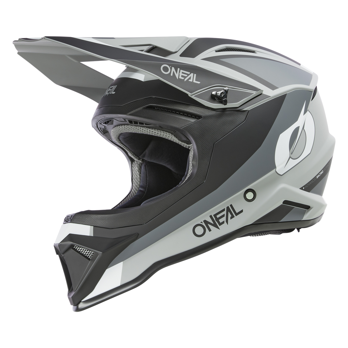 Der O'NEAL 1SRS Helm STREAM ist ein Integralhelm aus ABS in elegantem Schwarz-Weiß-Grau-Farbschema. Er verfügt über ein aerodynamisches Design mit ausgeprägtem Visier, Belüftungsöffnungen und dem „O'NEAL“-Logo, das sowohl an der Seite als auch an der Oberseite des Helms deutlich sichtbar ist.