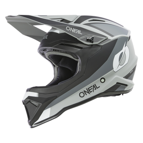 Der O'NEAL 1SRS Helm STREAM ist ein Integralhelm aus ABS in elegantem Schwarz-Weiß-Grau-Farbschema. Er verfügt über ein aerodynamisches Design mit ausgeprägtem Visier, Belüftungsöffnungen und dem „O'NEAL“-Logo, das sowohl an der Seite als auch an der Oberseite des Helms deutlich sichtbar ist.