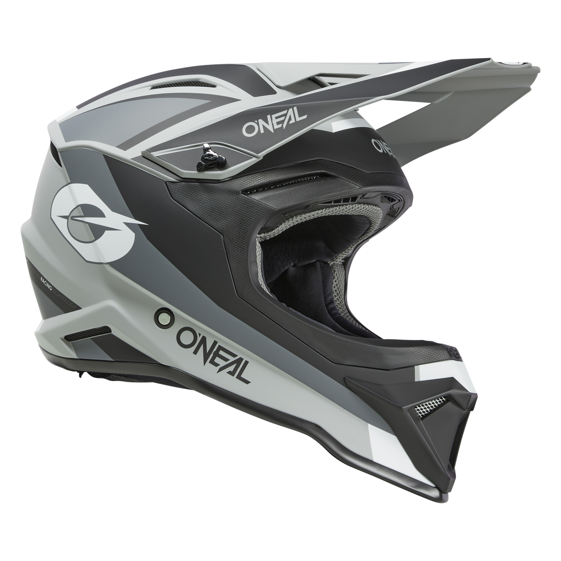 Der O'NEAL 1SRS Helm STREAM von O'NEAL ist ein eleganter und aggressiver Offroad-Helm in Schwarz, Weiß und Grau. Er verfügt über ein aerodynamisches Design mit geometrischen Mustern und zeigt stolz das O'Neal-Logo sowohl an der Seite als auch an der Vorderseite. Er wurde nach hohen Standards konstruiert und verfügt über einen belüfteten Kinnschutz für optimale Leistung.