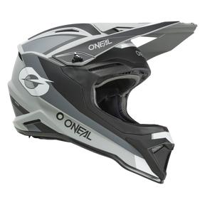 Der O'NEAL 1SRS Helm STREAM von O'NEAL ist ein eleganter und aggressiver Offroad-Helm in Schwarz, Weiß und Grau. Er verfügt über ein aerodynamisches Design mit geometrischen Mustern und zeigt stolz das O'Neal-Logo sowohl an der Seite als auch an der Vorderseite. Er wurde nach hohen Standards konstruiert und verfügt über einen belüfteten Kinnschutz für optimale Leistung.