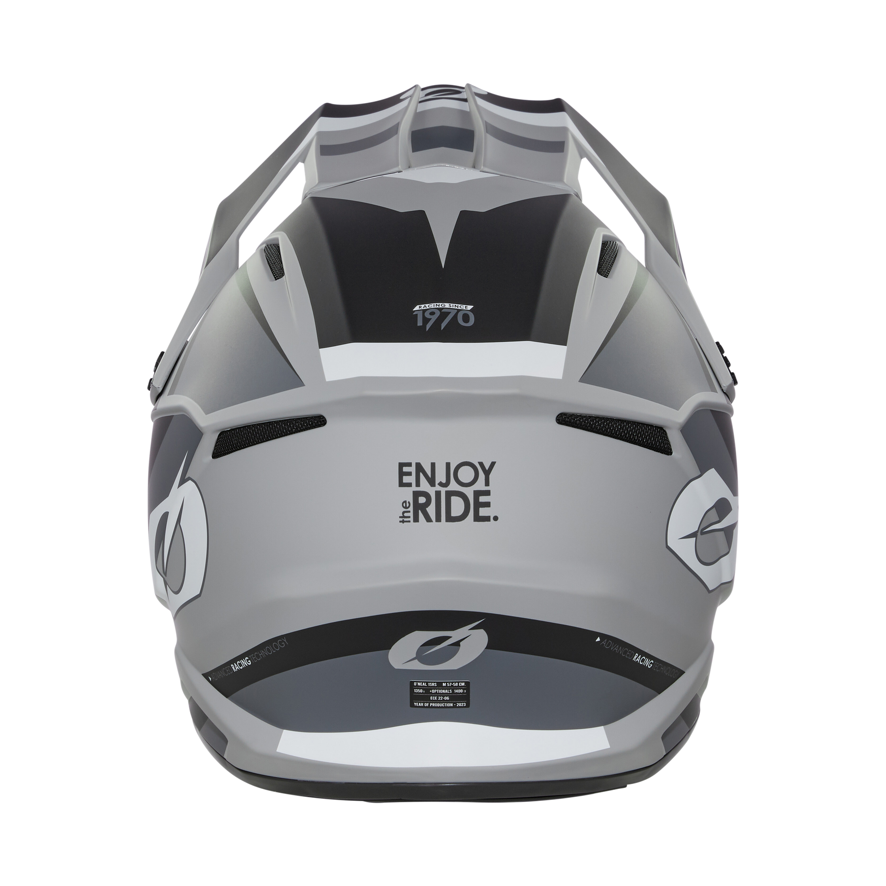 Rückansicht des O'NEAL 1SRS Helm STREAM aus grauem und schwarzem ABS mit dem Text „ENJOY the RIDE“. Der Helm verfügt über verschiedene Belüftungsöffnungen, aerodynamische Designs und ein „1970“-Emblem an der Oberseite. Seine Oberfläche ist mit mehreren O'NEAL-Markenlogos und komplizierten Designmustern verziert, die hochwertige Technik zeigen.