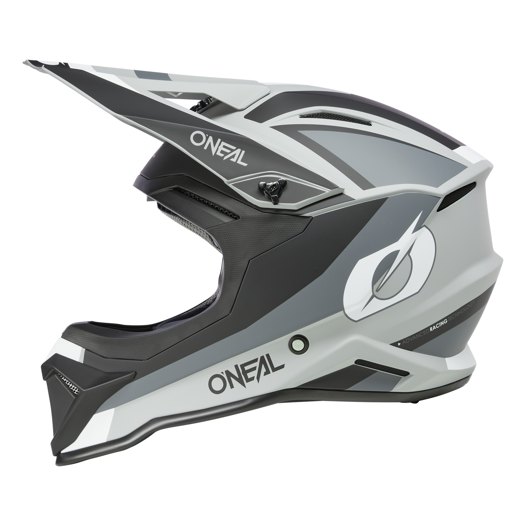 Der O'NEAL 1SRS Helm STREAM ist ein Integralhelm für Motocross mit einem schlanken, aerodynamischen Design. Er präsentiert sich in einem mattschwarzen, grauen und weißen Farbschema mit dem Markennamen „ONEAL“ auf der Seite sowie einem stilisierten „O“-Logo. Dieser Helm wurde mit hochwertiger Technik gefertigt und verfügt über ein großes Visier für erweiterten Schutz.
