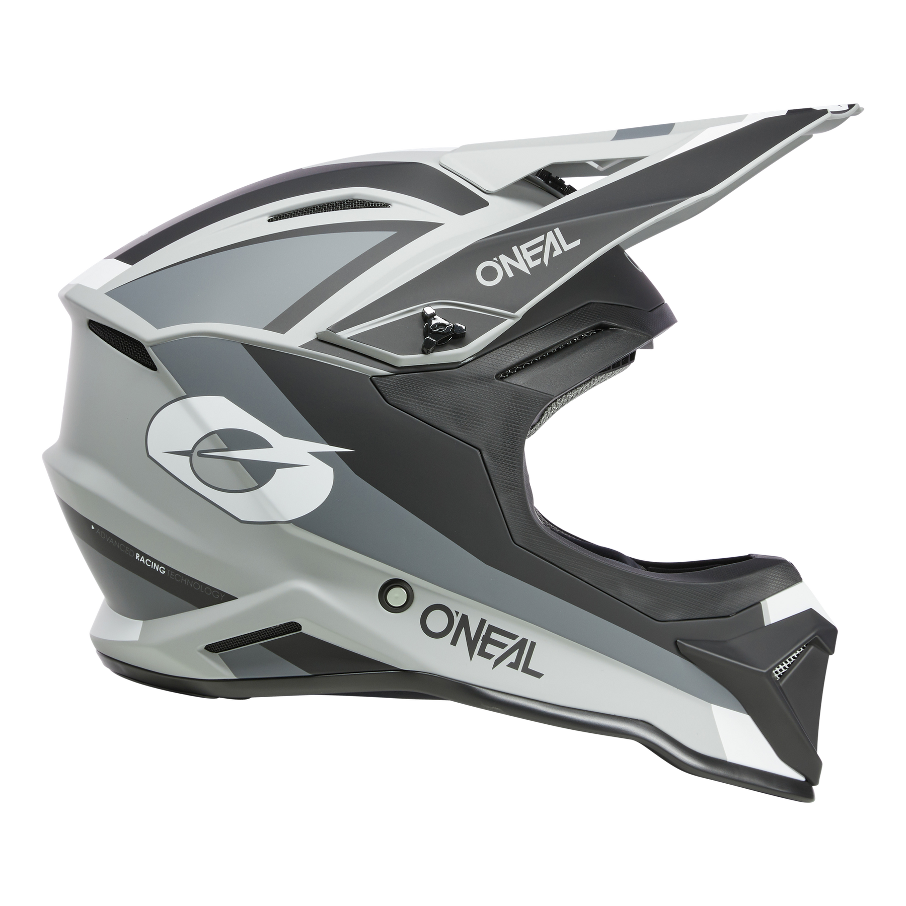 Der O'NEAL 1SRS Helm STREAM ist ein schwarz-weißer Integralhelm aus ABS mit aerodynamischem Design und scharfen Linien. Die Marke „O'Neal“ ist prominent auf der Seite aufgedruckt. Dieser hochwertige Helm verfügt über Belüftungsschlitze und ein Visier, das für optimale Leistung ausgelegt ist.