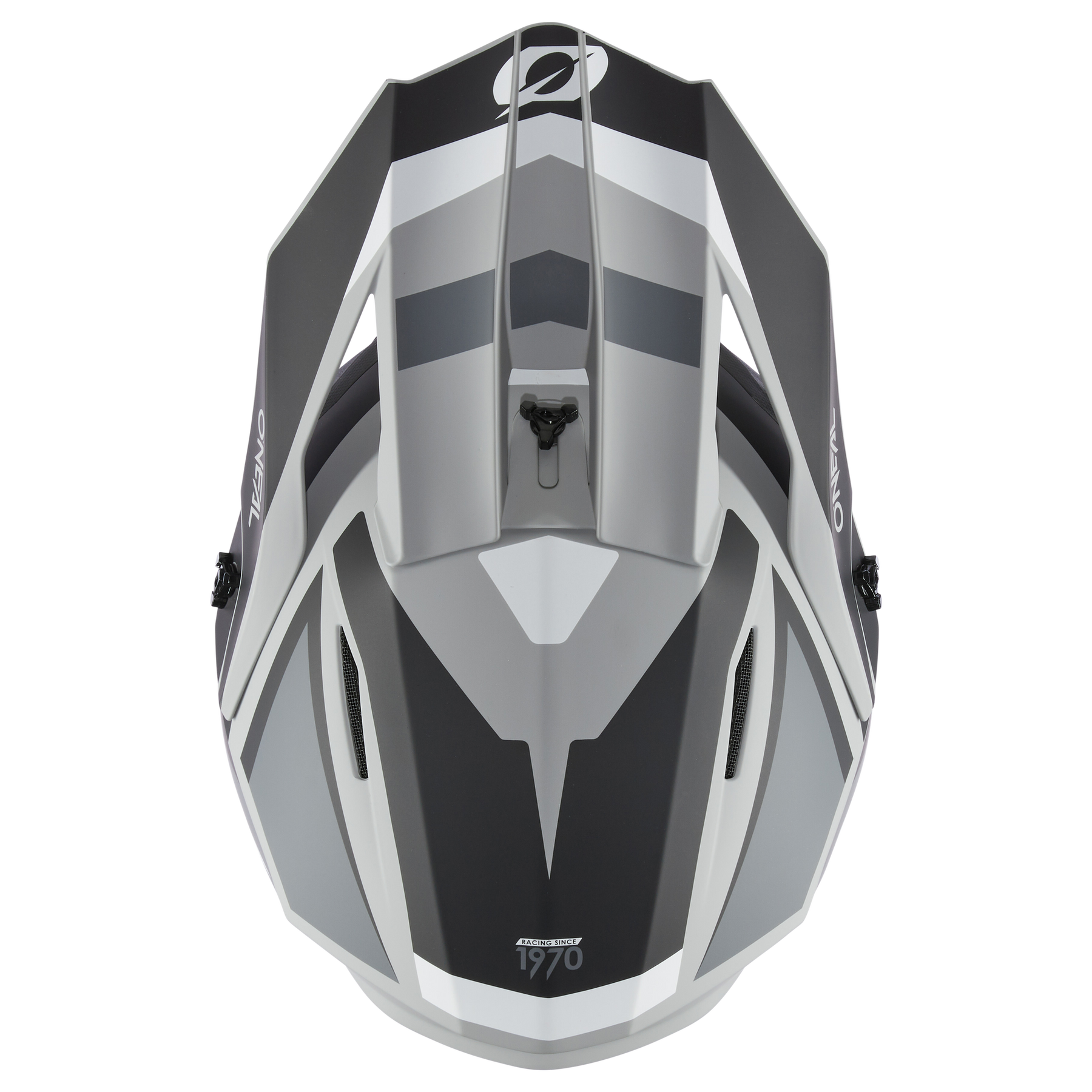 Eine Draufsicht auf den modernen, aerodynamischen O'NEAL 1SRS Helm STREAM in Schwarz und Grau mit eckigen Linien und schlankem Design. Die hochwertige Verarbeitung wird durch die Belüftungsöffnungen und das markante Grafikdesign mit der Zahl „1970“ unten in der Mitte deutlich.