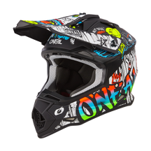 Ein schwarzer O'NEAL 2SRS Helm RANCID Motocross-Helm mit lebendigen, mehrfarbigen Grafiken mit abstrakten Designs und Kunstwerken im Graffiti-Stil. Die auffällige Darstellung des Markennamens „O'Neal“ verstärkt sein markantes Erscheinungsbild. Der Helm verfügt über Belüftungsöffnungen und ein Visier, das mit weiteren auffälligen Kunstwerken verziert ist.