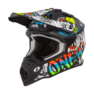 Der O'NEAL 2SRS Helm RANCID ist ein schwarzer Motocross-Helm mit lebendigen Grafiken im Graffiti-Stil in verschiedenen Farben wie Rot, Blau, Grün und Gelb. Das Design enthält comicartige Illustrationen und zeigt den Markennamen „O’NEAL“ prominent an den Seiten und auf der Vorderseite.