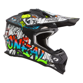 Wir präsentieren den O'NEAL 2SRS Helm RANCID, einen dynamischen Motocross-Helm mit Graffiti-Grafiken, einer Vielzahl von Symbolen und abstrakten Designs und dem deutlich sichtbaren Text „O'NEAL“ auf der Seite. Dieser Helm hat eine schwarze Basis mit leuchtenden Akzenten in Grün, Rot, Blau und Weiß.