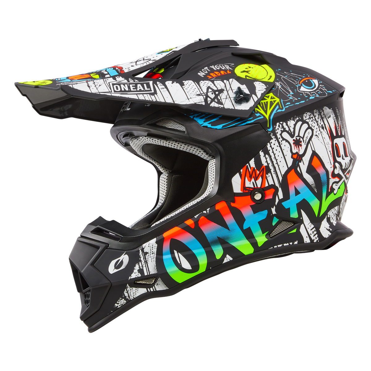 Der O'NEAL 2SRS Helm RANCID ist ein lebendiger Motocross-Helm mit einer überwiegend schwarzen Basis, die mit auffälligen Grafiken im Graffiti-Stil in Weiß, Rot, Grün, Gelb und Blau verziert ist. Der Markenname „2SRS“ ist prominent auf der Seite angebracht. Innen ist die Polsterung hellgrau für zusätzlichen Komfort.