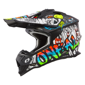 Der O'NEAL 2SRS Helm RANCID ist ein lebendiger Motocross-Helm mit einer überwiegend schwarzen Basis, die mit auffälligen Grafiken im Graffiti-Stil in Weiß, Rot, Grün, Gelb und Blau verziert ist. Der Markenname „2SRS“ ist prominent auf der Seite angebracht. Innen ist die Polsterung hellgrau für zusätzlichen Komfort.
