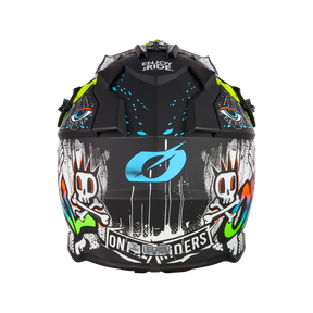 Ein lebhafter O’NEAL 2SRS Helm RANCID Motocross-Helm, verziert mit einem aufwendigen, kantigen Kunstwerk mit gekrönten Totenköpfen, leuchtenden Flammen und kräftigen Farben. Auf der Oberseite des Helms steht der Satz „Enjoy The Ride“, während auf der Rückseite „On Riders“ auf schwarzem Hintergrund prangt.
