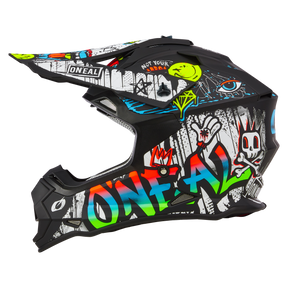 Der O'NEAL 2SRS Helm RANCID ist ein schwarzer Motocross-Helm von O'NEAL mit lebendigen, farbenfrohen Kunstwerken im Graffiti-Stil. Das Design umfasst abstrakte Formen, Cartoon-Gesichter, ein Auge und verschiedene Muster in leuchtenden Farben wie Grün, Rot, Blau und Gelb. Das Wort „2SRS“ ist deutlich auf der Seite zu sehen.