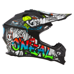 Wir präsentieren den O'NEAL 2SRS Helm RANCID, einen lebendigen Motocross-Helm, der mit farbenfrohen Kunstwerken im Graffiti-Stil verziert ist. Das Design zeigt prominent den Namen „O'Neal“ zwischen verschiedenen abstrakten Formen, einem Auge und stilisierten Grafiken in den Farben Rot, Grün, Blau, Gelb und Weiß vor einem auffälligen schwarzen Hintergrund. Perfekt für jeden O'NEAL Motocross-Helm-Enthusiasten!