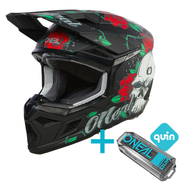 Das O'NEAL 3SRS Melancia Quin Bundle enthält einen schwarzen O'NEAL-Motocross-Helm mit grünen und roten Grafiken, einem weißen Totenkopfdesign und dem kleinen rechteckigen Quin-Sicherheitsgerät, komplett mit dem Quin-Logo.
