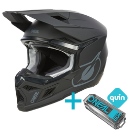 L'O'NEAL 3SRS Solid Quin Bundle è composto da un casco da motocross O'NEAL nero opaco con i loghi O'NEAL e Quin e da un Quin Pro Smart Sensor, presentati insieme come un bundle innovativo.