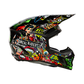 Ein lebendiger und reich verzierter O'NEAL 3SRS Helm CRANK mit verschiedenen farbenfrohen Grafikdesigns, darunter eine Frau mit einer Krone, ein Skelett, Augäpfel und Elemente im Comic-Stil. Dieser Motocross-Helm zeigt stolz den Text „O'NEAL Riders“ und die Nummer „19“ oben.