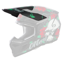 Der O'NEAL Visor 3SRS Helm MELANCIA ist ein schwarzer Motocross-Helm, der mit roten Rosen und einem weißen Totenkopf-Design verziert ist. Der Helm ist mit einem Visier ausgestattet und trägt auf der Seite deutlich das Markenlogo „O'Neal“. Er verfügt über ein Mesh-Innenfutter und hat eine schlanke, aerodynamische Form.