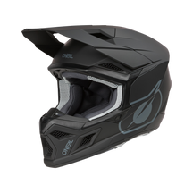 Ein mattschwarzer O'NEAL 3SRS Helm SOLID mit schlanker Silhouette, markantem Visier und Belüftungsschlitzen. Der Motocross-Profihelm zeichnet sich durch eine moderne Ästhetik mit einem großen Logo an der Seite und dem Markennamen „O'NEAL“ aus, der sowohl auf der Vorderseite als auch im Kinnbereich deutlich zu sehen ist.