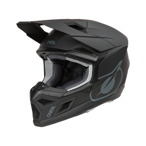 Ein mattschwarzer O'NEAL 3SRS Helm SOLID mit schlanker Silhouette, markantem Visier und Belüftungsschlitzen. Der Motocross-Profihelm zeichnet sich durch eine moderne Ästhetik mit einem großen Logo an der Seite und dem Markennamen „O'NEAL“ aus, der sowohl auf der Vorderseite als auch im Kinnbereich deutlich zu sehen ist.
