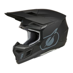 Der O'NEAL 3SRS Helm SOLID, ein schwarzer Offroad-Motorradhelm von O'NEAL, ist mit einem Visier und einem Kinnschutz ausgestattet. Sein schlankes Design umfasst strategisch platzierte Belüftungsöffnungen für eine optimale Luftzirkulation und zeigt das markante Logo an der Seite. Im Inneren sorgt das Mesh-Innenfutter für Komfort und macht ihn zur idealen Wahl für jeden Motocross-Profi.