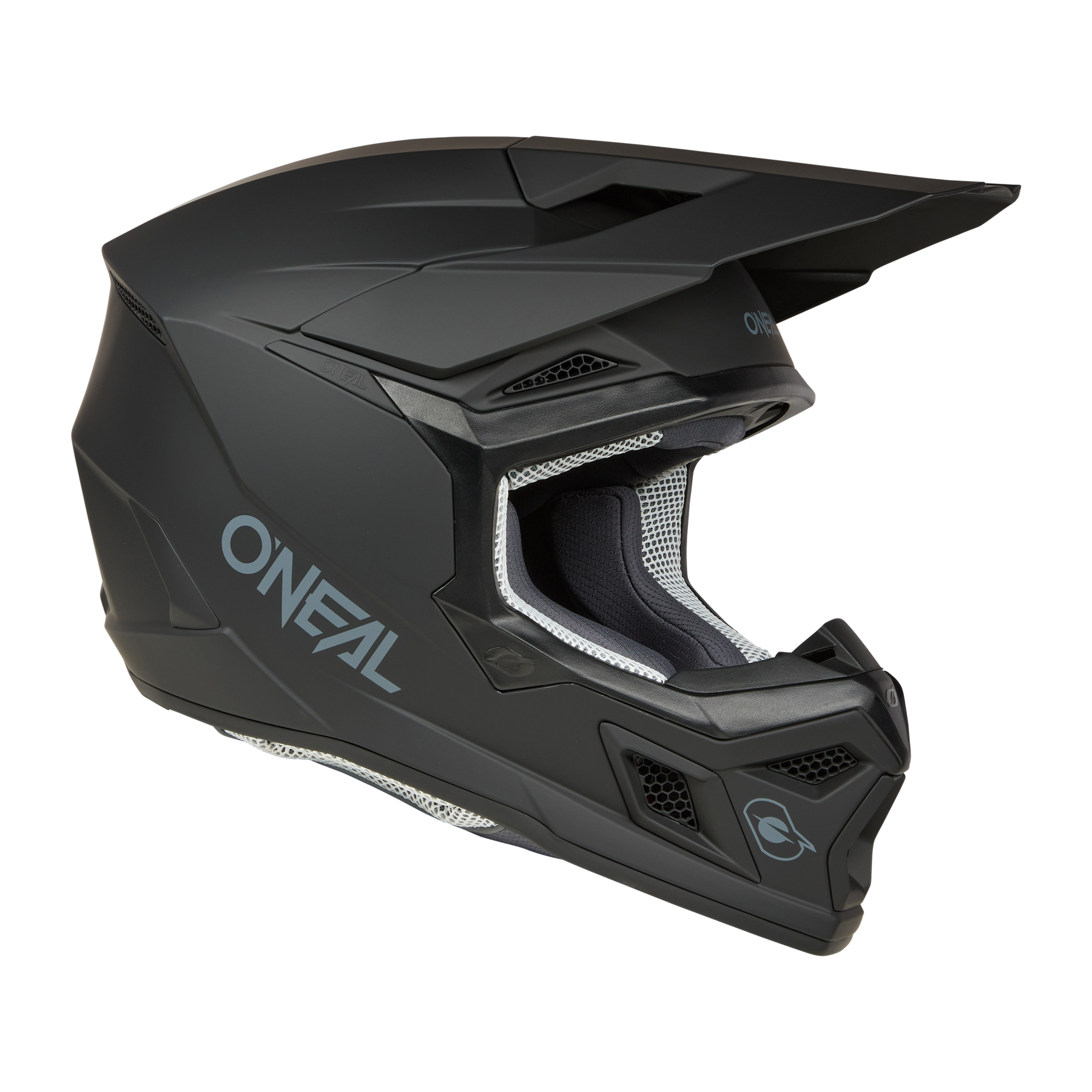 Ein schwarzer O'NEAL 3SRS Helm SOLID Integralhelm mit schlankem, kantigem Design. Dieser ABS-Helm verfügt über Belüftungsöffnungen, ein Visier und das O'Neal-Logo an der Seite. Die Innenseite ist für Komfort und Atmungsaktivität mit weißem Netzfutter gepolstert.