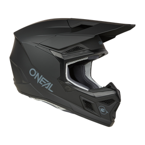 Ein schwarzer O'NEAL 3SRS Helm SOLID Integralhelm mit schlankem, kantigem Design. Dieser ABS-Helm verfügt über Belüftungsöffnungen, ein Visier und das O'Neal-Logo an der Seite. Die Innenseite ist für Komfort und Atmungsaktivität mit weißem Netzfutter gepolstert.