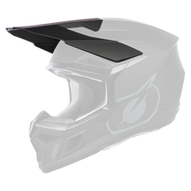 Der O'NEAL Visor 3SRS Helmet SOLID ist ein eleganter schwarzer Motocross-Helm mit eckigem Design und integriertem Visier. Er verfügt über Belüftungsöffnungen an der Vorderseite und an den Seiten, während die rechte Seite mit einem großen stilisierten Design in einem helleren Schwarzton sowie dem Markennamen „O'Neal“ verziert ist.